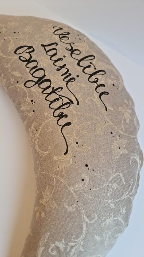 GRIĶU SPILVENS  7  VESELĪBU, LAIMI, BAGĀTĪBU KREMKRĀSAS AR RAKSTIEM 28X60 CM